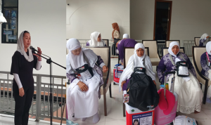 Wawali Kota Palu, Imelda Lilian Muhidin dan Calon Jamaah Haji Asal Kota saat mengikuti acara pelepasan