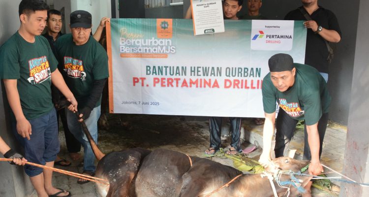 Penyerahan dan penyembelihan hewan kurban sumbangan Pertamina Drilling di Masjid Jami' Al-Ijtihad dan Masjid Jenderal Sudirman, Setiabudi, Jakarta Selatan