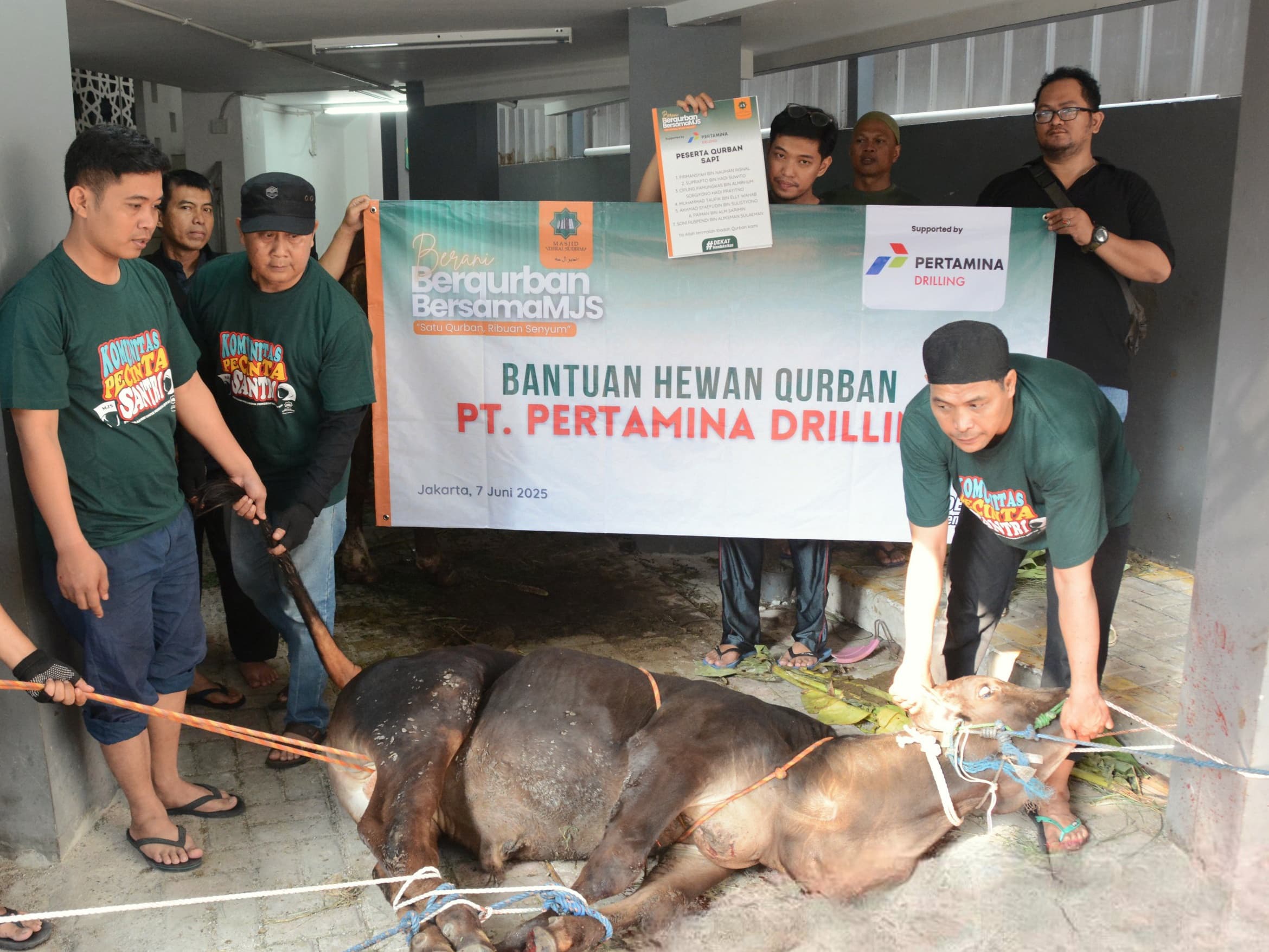 Penyerahan dan penyembelihan hewan kurban sumbangan Pertamina Drilling di Masjid Jami' Al-Ijtihad dan Masjid Jenderal Sudirman, Setiabudi, Jakarta Selatan