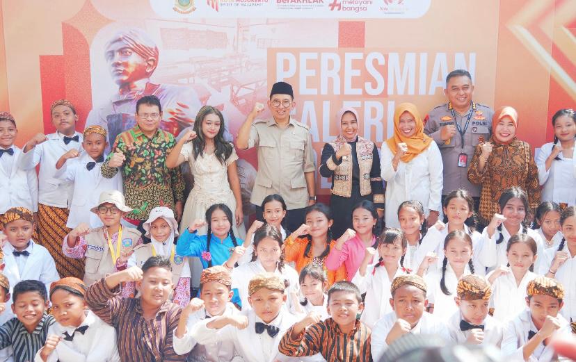 Menteri Kebudayaan Fadli Zon (tengah belakang, berpeci) usai meresmikan "Galeri Soekarno Kecil" di SDN Purwotengah, Kota Mojokerto Jawa Timur, Selasa 10 Juni 2025 (Foto: Humas Kementerian Kebudayaan RI)