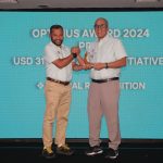 Direktur Ekplorasi PHE Muharram J. Panguriseng memberikan langsung penghargaan kepada Direktur Utama Pertamina Drilling Avep Disasmita