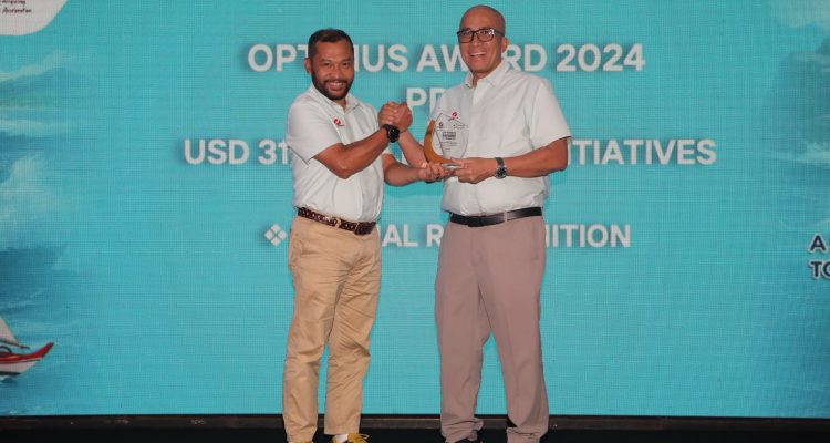 Direktur Ekplorasi PHE Muharram J. Panguriseng memberikan langsung penghargaan kepada Direktur Utama Pertamina Drilling Avep Disasmita