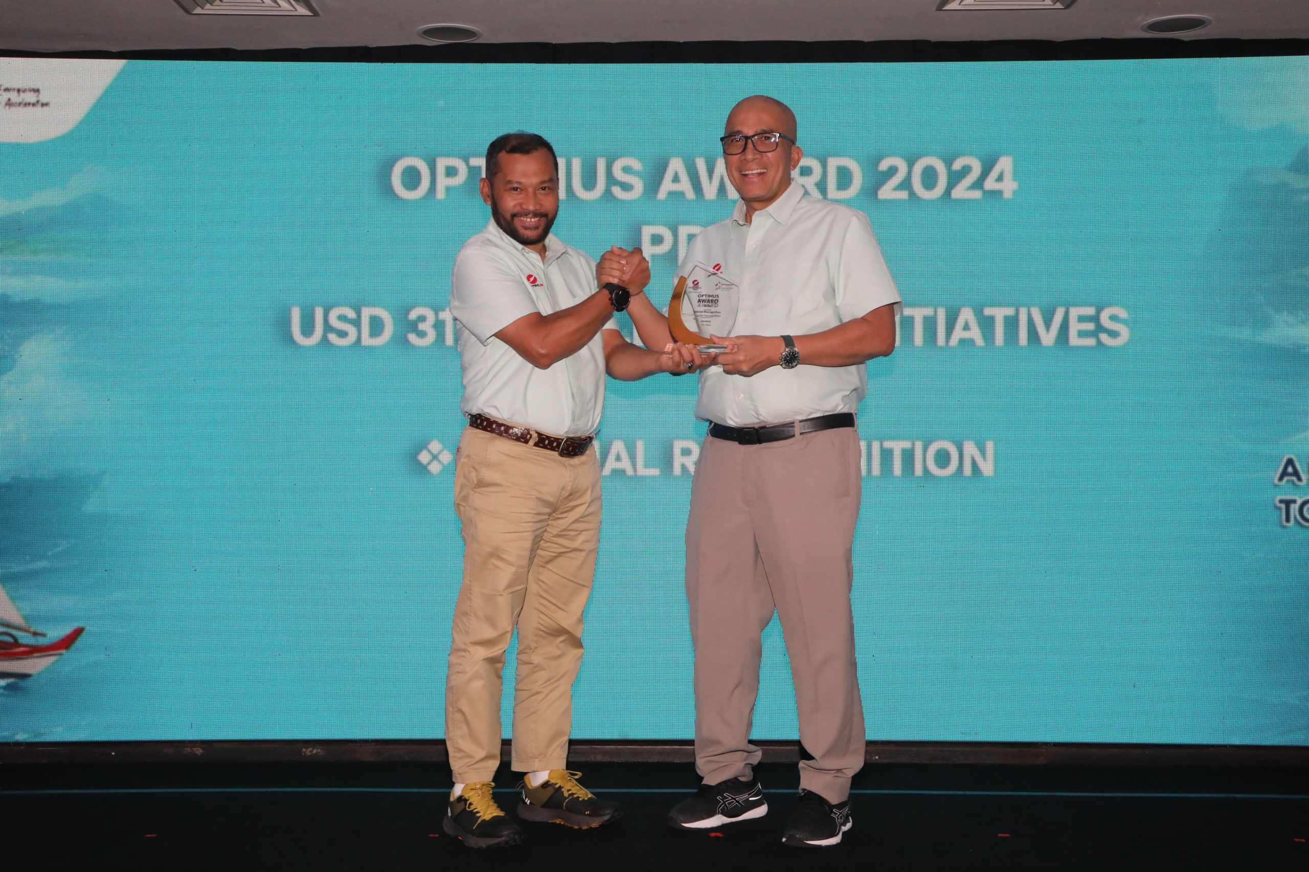 Direktur Ekplorasi PHE Muharram J. Panguriseng memberikan langsung penghargaan kepada Direktur Utama Pertamina Drilling Avep Disasmita