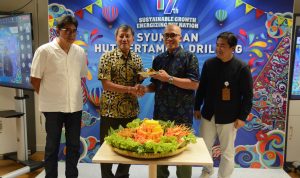 Direktur Utama Pertamina Drilling Avep Disasmita, didampingi oleh Direktur Keuangan dan Penunjang Bisnis Theo Satria, Direktur Operasi Aziz Muslim dan Komisaris Adhi Brahmantya melakukan pemotongan tumpeng sebagai simbolis rasa syukur atas usia Pertamina Drilling yang memasuki usia ke-17, Jum'at (13/6).