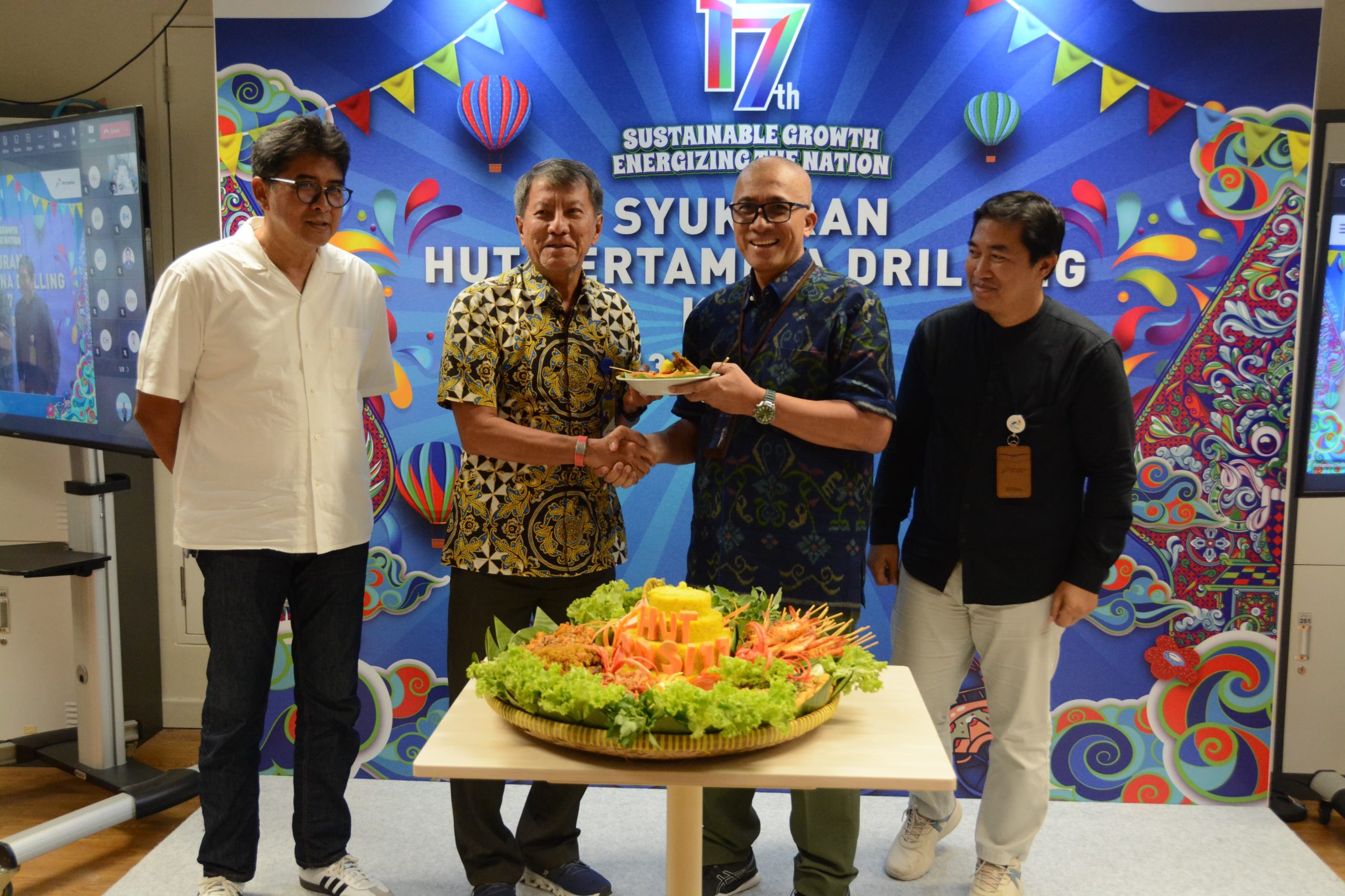 Direktur Utama Pertamina Drilling Avep Disasmita, didampingi oleh Direktur Keuangan dan Penunjang Bisnis Theo Satria, Direktur Operasi Aziz Muslim dan Komisaris Adhi Brahmantya melakukan pemotongan tumpeng sebagai simbolis rasa syukur atas usia Pertamina Drilling yang memasuki usia ke-17, Jum'at (13/6).