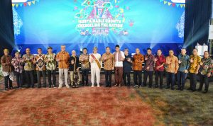 Direktur Utama Pertamina, Simon Aloysius Mantiri bersama Direkai Pertamina Drilling, Direksi PHE dan Direksi Anak Perusahaan PHE berfoto bersama dalam puncak acara HUT ke-17 Pertamina Drilling di Ballroom, Grha Pertamina, Jakarta, Sabtu (14/6).