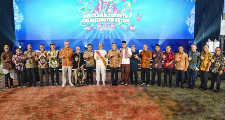 Direktur Utama Pertamina, Simon Aloysius Mantiri bersama Direkai Pertamina Drilling, Direksi PHE dan Direksi Anak Perusahaan PHE berfoto bersama dalam puncak acara HUT ke-17 Pertamina Drilling di Ballroom, Grha Pertamina, Jakarta, Sabtu (14/6).