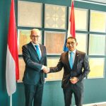 Menteri Kebudayaan Republik Indonesia Fadli Zon (kanan) dan Menteri Pendidikan, Kebudayaan, dan Sains Belanda Eppo Bruins (kiri) sepakat memperkuat kerjasama repatriasi benda-benda budaya Indonesia dari Belanda pada pertemuan kedua menteri di Den Haag Belanda, Sabtu 14 Juni 2025 (Foto: Humas Kembud RI)