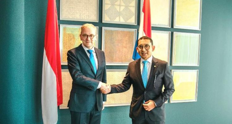 Menteri Kebudayaan Republik Indonesia Fadli Zon (kanan) dan Menteri Pendidikan, Kebudayaan, dan Sains Belanda Eppo Bruins (kiri) sepakat memperkuat kerjasama repatriasi benda-benda budaya Indonesia dari Belanda pada pertemuan kedua menteri di Den Haag Belanda, Sabtu 14 Juni 2025 (Foto: Humas Kembud RI)