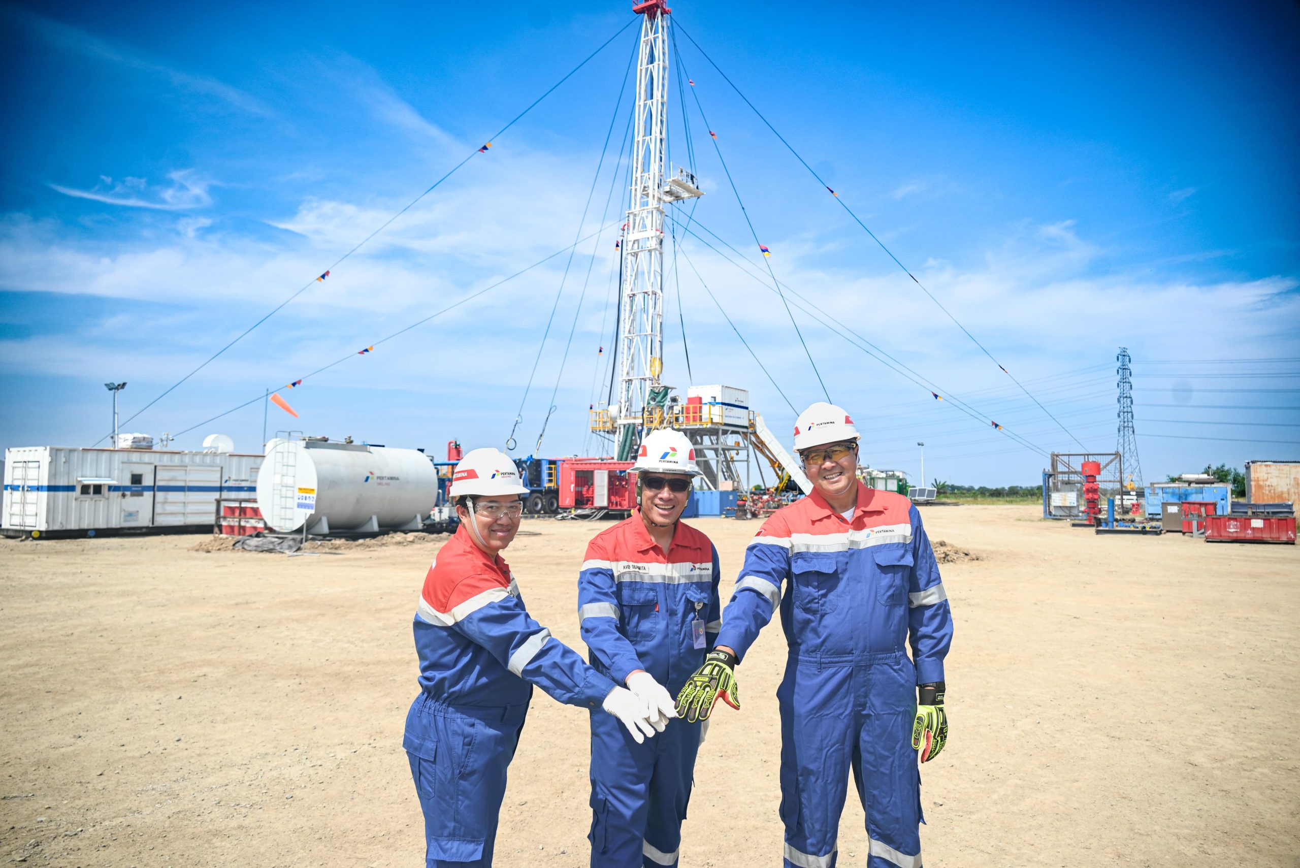 Direktur Utama Pertamina Drilling Avep Disasmita didampingi Direktur Operasi Pertamina Drilling Aziz Muslim dan Direktur Keuangan & Penunjang Bisnis Pertamina Drilling Theo Satria