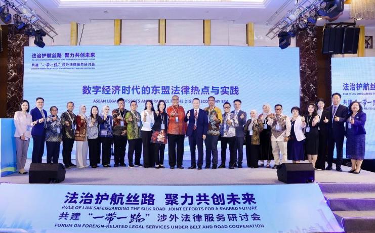 Ketua Umum DePA-RI, TM Luthfi Yazid (tengah, berbatik merah) dan Presiden BLA, Liu Yanling (tengah, berjas hitam) bersama pimpinan Organisasi Advokat dari berbagai negara usai penandatangan MoU di Beijing, 28 Juni 2025 (Foto: Humas DePA-RI)