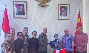 Ketua Umum DePA-RI Dr. TM Luthfi Yazid, SH, LLM (tengah, berkacamata) menerima cinderamata dari pihak KBRI Beijing di Beijing China pada 1 Juli 2025 (Foto: Dok. DePA-RI)