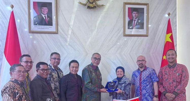 Ketua Umum DePA-RI Dr. TM Luthfi Yazid, SH, LLM (tengah, berkacamata) menerima cinderamata dari pihak KBRI Beijing di Beijing China pada 1 Juli 2025 (Foto: Dok. DePA-RI)