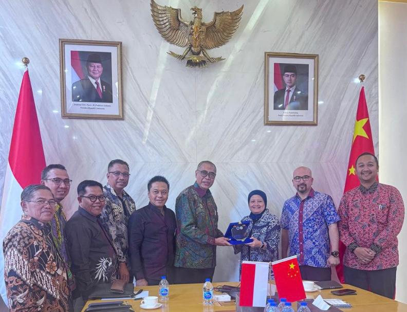 Ketua Umum DePA-RI Dr. TM Luthfi Yazid, SH, LLM (tengah, berkacamata) menerima cinderamata dari pihak KBRI Beijing di Beijing China pada 1 Juli 2025 (Foto: Dok. DePA-RI)
