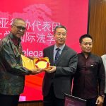 Ketua Umum DePA-RI Dr. TM Luthfi Yazid, SH, LLM menerima cindeta mata dari Dekan Fakultas Hukum CUPL, Prof. Li Juqian di Beijing, akhir Juni 2025 (Foto: Dok. DePA-RI)