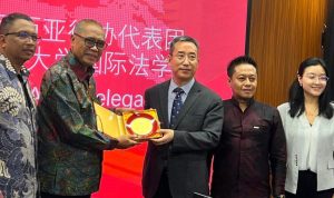 Ketua Umum DePA-RI Dr. TM Luthfi Yazid, SH, LLM menerima cindeta mata dari Dekan Fakultas Hukum CUPL, Prof. Li Juqian di Beijing, akhir Juni 2025 (Foto: Dok. DePA-RI)