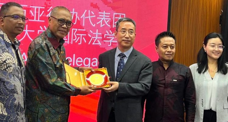 Ketua Umum DePA-RI Dr. TM Luthfi Yazid, SH, LLM menerima cindeta mata dari Dekan Fakultas Hukum CUPL, Prof. Li Juqian di Beijing, akhir Juni 2025 (Foto: Dok. DePA-RI)