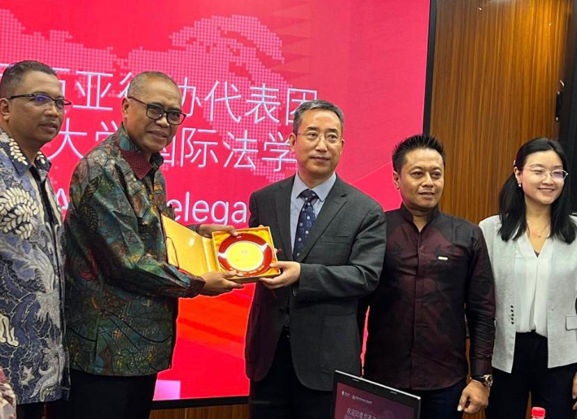 Ketua Umum DePA-RI Dr. TM Luthfi Yazid, SH, LLM menerima cindeta mata dari Dekan Fakultas Hukum CUPL, Prof. Li Juqian di Beijing, akhir Juni 2025 (Foto: Dok. DePA-RI)