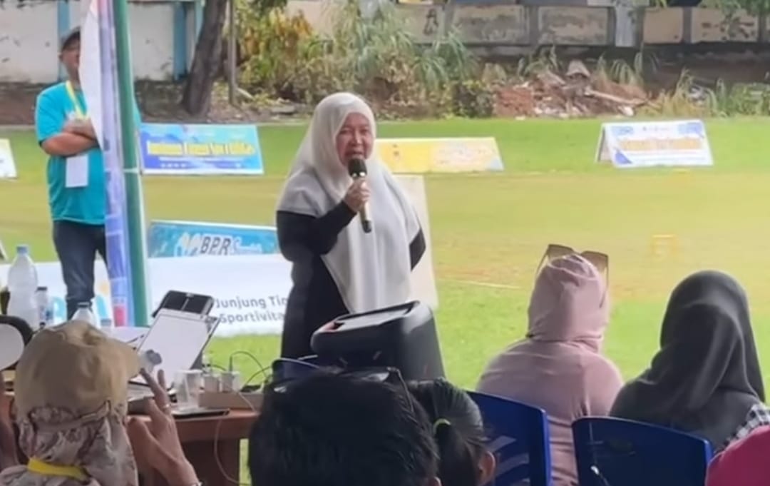 Ketua PERGATSI Kabupaten Banggai, Hj. Sulianti Murad, SH MM saat memberikan motivasi dihadapatn Atlit Gateball Kabupaten Banggai