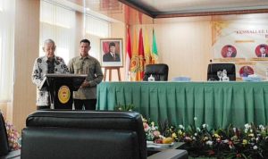 Jenderal TNI (Purn.) Try Sutrisno (kiri) tampil selaku Pembicara Kunci pada Simposium Dekrit Presiden 5 Juli 1959 dengan tema "Kenapa Kembali ke Pancasila dan UUD 1945: Menjawab Tantangan Nasional dan Global" yang berlangsung di Universitas Jayabaya, Selasa 15 Juli 2025 (Foto: Dok. Universitas Jayabaya)