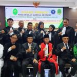 Sebagian advokat DePA-RI yang baru disumpah oleh Ketua Pengadilan Tinggi Banjarmasin sekaligus mantan Ketua KPK, Nawawi Pomolango (tengah, bertoga merah) di Banjarmasin Kalimantan Selatan pada 15 Juli 2025 (Foto: Dok. DePA-RI)