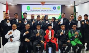 Sebagian advokat DePA-RI yang baru disumpah oleh Ketua Pengadilan Tinggi Banjarmasin sekaligus mantan Ketua KPK, Nawawi Pomolango (tengah, bertoga merah) di Banjarmasin Kalimantan Selatan pada 15 Juli 2025 (Foto: Dok. DePA-RI)