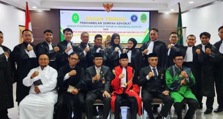 Sebagian advokat DePA-RI yang baru disumpah oleh Ketua Pengadilan Tinggi Banjarmasin sekaligus mantan Ketua KPK, Nawawi Pomolango (tengah, bertoga merah) di Banjarmasin Kalimantan Selatan pada 15 Juli 2025 (Foto: Dok. DePA-RI)