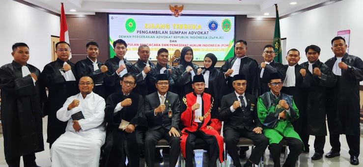 Sebagian advokat DePA-RI yang baru disumpah oleh Ketua Pengadilan Tinggi Banjarmasin sekaligus mantan Ketua KPK, Nawawi Pomolango (tengah, bertoga merah) di Banjarmasin Kalimantan Selatan pada 15 Juli 2025 (Foto: Dok. DePA-RI)