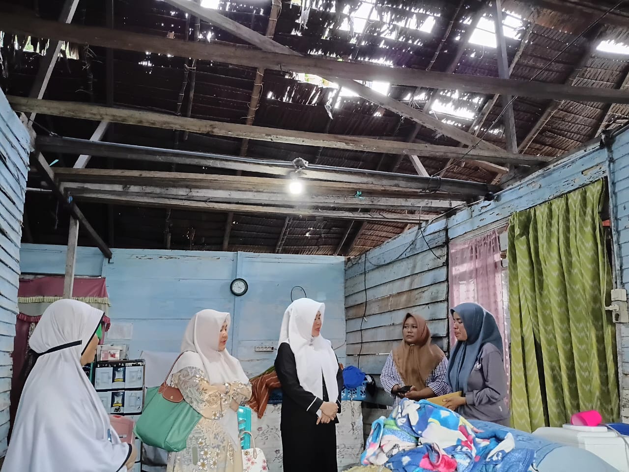 Wakil Ketua 1 DPRD Kabupaten Banggai, Wardani Murad bersama Ketua DPC Partai Gerindra Kabupaten Banggai, Hj. Sulinti Murad Meninjau langsung rumah warga yang akan direnovasi