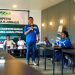 Lead External Relation PT Panca Amara Utama,Novari Mursita saat membawakan Materi Pengembangan Kabupaten Banggai melalui Program CSR pada Pertemuan bersama Jurnalis Kabupaten Banggai di Cafe kosta Nol Kilometer ( Foto IST)