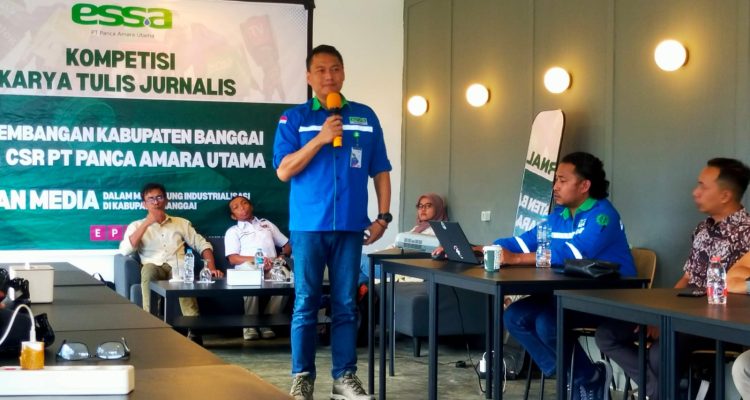 Lead External Relation PT Panca Amara Utama,Novari Mursita saat membawakan Materi Pengembangan Kabupaten Banggai melalui Program CSR pada Pertemuan bersama Jurnalis Kabupaten Banggai di Cafe kosta Nol Kilometer ( Foto IST)