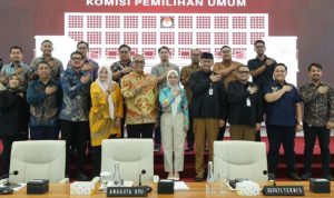 Foto bersama Pengurus DePA-RI dan jajaran pimpinan KPU Pusat di Jakarta pada 23 Juli 2025. Sebelumnya mereka berdiskusi terkait putusan MK tentang pemisahan Pemilu Nasional dengan Pilkada (Foto: Dok. Humas DePA-RI)