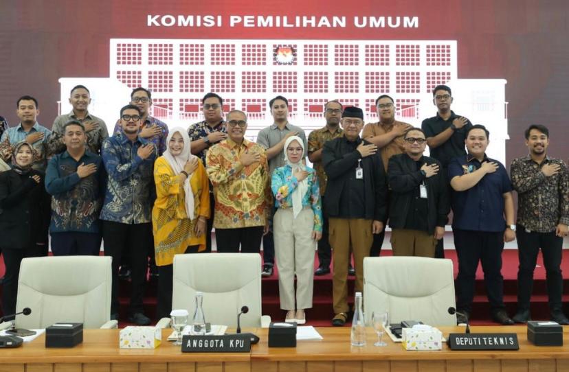 Foto bersama Pengurus DePA-RI dan jajaran pimpinan KPU Pusat di Jakarta pada 23 Juli 2025. Sebelumnya mereka berdiskusi terkait putusan MK tentang pemisahan Pemilu Nasional dengan Pilkada (Foto: Dok. Humas DePA-RI)
