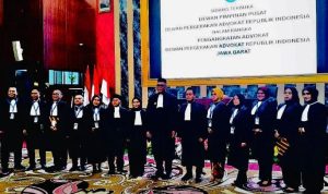 Ketua Umum DePA-RI Dr. TM Luthfi Yazid, S.H., LL.M. (tengah, berpeci hitam) melantik pengurus DPD dan DPC DePA-RI se-Jawa Barat di Bandung pada 25 Juli 2025 (Foto: Humas DePA-RI)