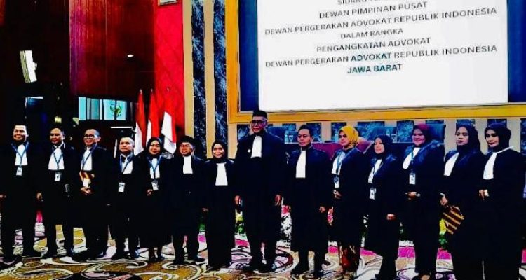 Ketua Umum DePA-RI Dr. TM Luthfi Yazid, S.H., LL.M. (tengah, berpeci hitam) melantik pengurus DPD dan DPC DePA-RI se-Jawa Barat di Bandung pada 25 Juli 2025 (Foto: Humas DePA-RI)