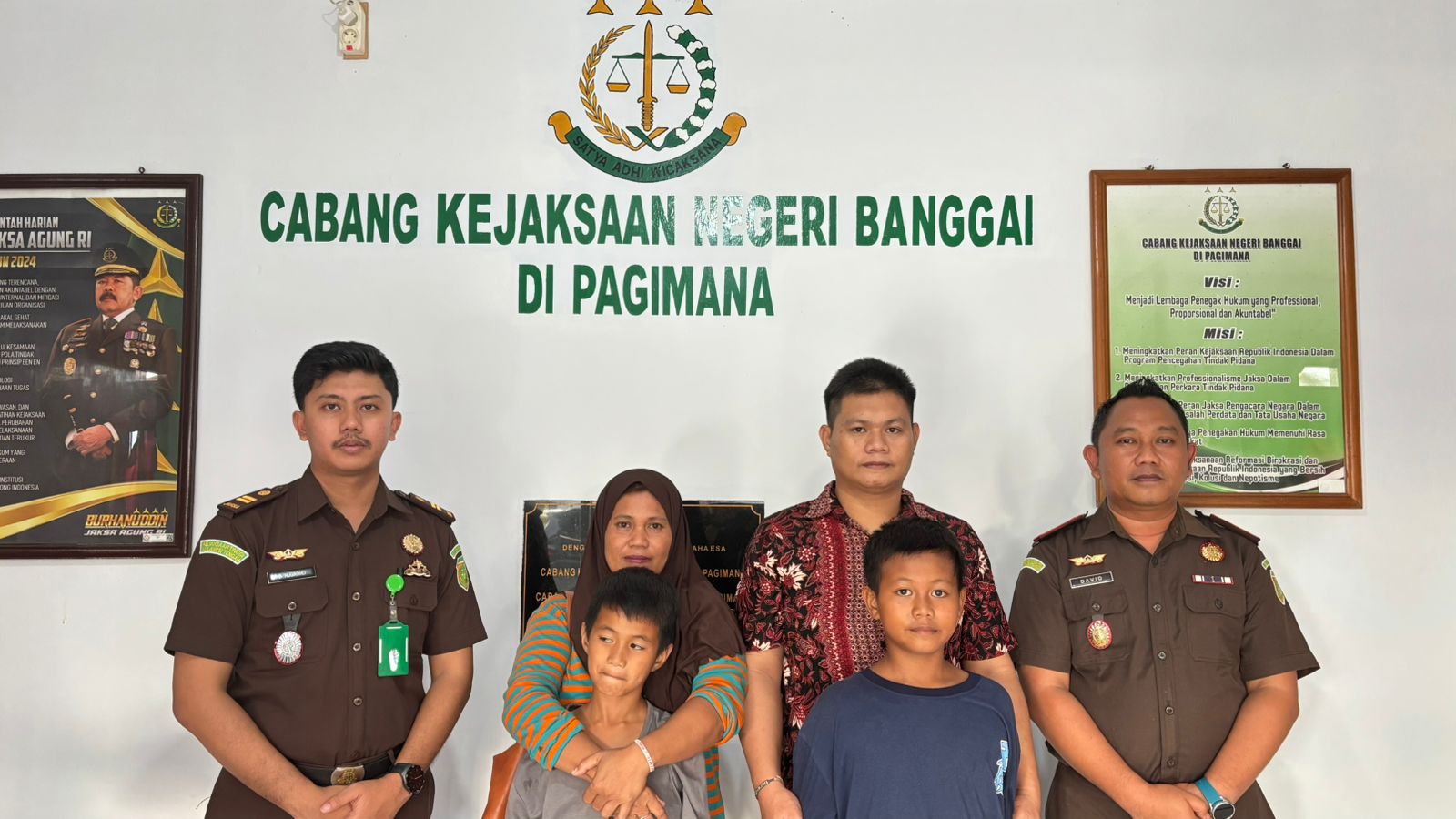 Kepala Cabang Kejaksaan Negeri Pagimana, David Adrianto, SH MH saat mendampingan Warga Dalam Mendamaikan Kasus KDRT dengan Usulan Restorative Justice ( RJ )