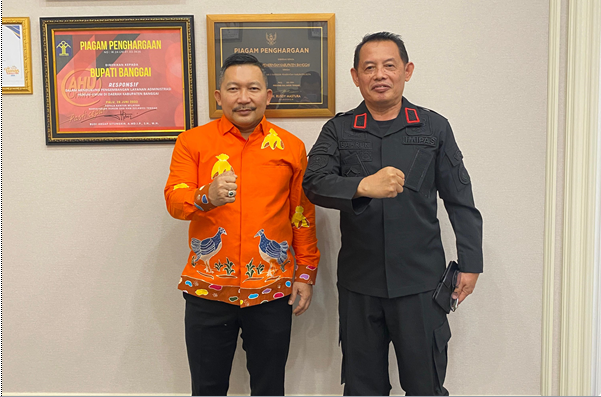 Bupati Banggai, Ir, H, Amiruddin Bersama Kepala Lembaga Pemasyarakatan Kelas II B Luwuk, Muhammad Bahrun Saat Sambangi Kantor Bupati Banggai ( Foto Istimewa)