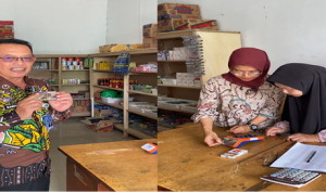 Kepala Lembaga Pemasyarakatan Kelas II B Luwuk, Muhammad Bahrun Saat mencoba langsung belanja menggunakan Kartu BRIZZI BRI ( Foto Ist)