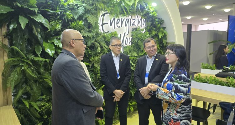 Direktur Utama PT Pertamina (Persero) Simon Aloysius Mantiri didampingi Direktur Utama PT Pertamina Drillimg Services Indonesia, Avep Disasmita melihat miniatur RIG Merah Putih hasil karya Anak Bangsa dalam ajang Konvensi Sains, Teknologi, dan Industri (KSTI) 2025 yang digelar di Gedung Sasana Budaya Ganesha (Sabuga), Bandung, Jawa Barat, Kamis (7/8