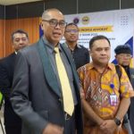 Ketua Umum DePA-RI Dr. Luthfi Yazid, SH, LL.M (tengah) bersama Wakil Dekan FH ULM Dr. Sapruddin SH, LL.M (tiga, kanan) saat diwawancarai wartawan di Banjarmasin, Kalsel, Jumat 8 Agustus 2025 (Foto: Humas DePA-RI)