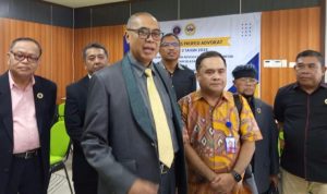 Ketua Umum DePA-RI Dr. Luthfi Yazid, SH, LL.M (tengah) bersama Wakil Dekan FH ULM Dr. Sapruddin SH, LL.M (tiga, kanan) saat diwawancarai wartawan di Banjarmasin, Kalsel, Jumat 8 Agustus 2025 (Foto: Humas DePA-RI)