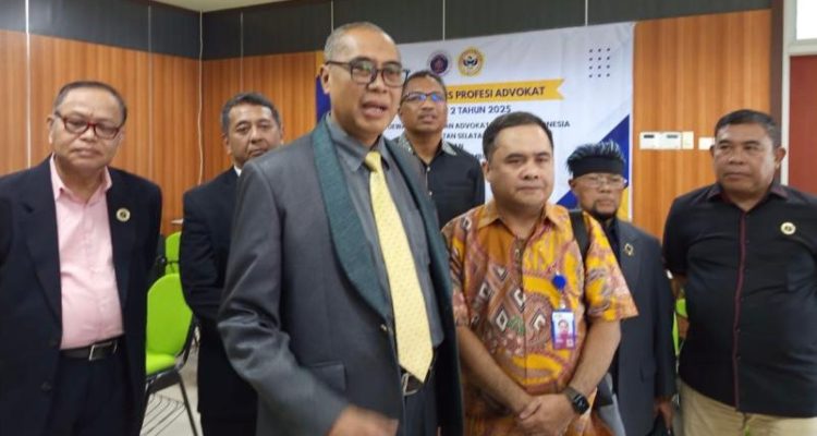 Ketua Umum DePA-RI Dr. Luthfi Yazid, SH, LL.M (tengah) bersama Wakil Dekan FH ULM Dr. Sapruddin SH, LL.M (tiga, kanan) saat diwawancarai wartawan di Banjarmasin, Kalsel, Jumat 8 Agustus 2025 (Foto: Humas DePA-RI)