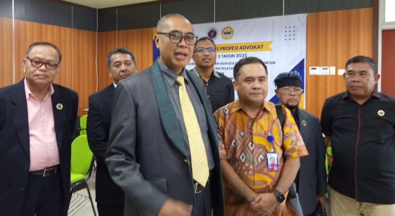 Ketua Umum DePA-RI Dr. Luthfi Yazid, SH, LL.M (tengah) bersama Wakil Dekan FH ULM Dr. Sapruddin SH, LL.M (tiga, kanan) saat diwawancarai wartawan di Banjarmasin, Kalsel, Jumat 8 Agustus 2025 (Foto: Humas DePA-RI)
