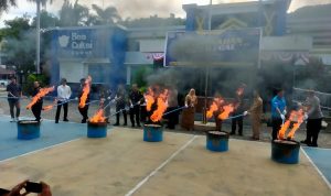 Kepala Bea & Cukai Mua,amar Khadafi Bersama Unsur Fokopimda dan Pemda Banggai Musnahkan Barang Kena Cukai Ilegal di Lapangan Kantor Bea & Cukai Luwuk ( Foto IST )