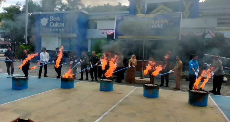 Kepala Bea & Cukai Mua,amar Khadafi Bersama Unsur Fokopimda dan Pemda Banggai Musnahkan Barang Kena Cukai Ilegal di Lapangan Kantor Bea & Cukai Luwuk ( Foto IST )