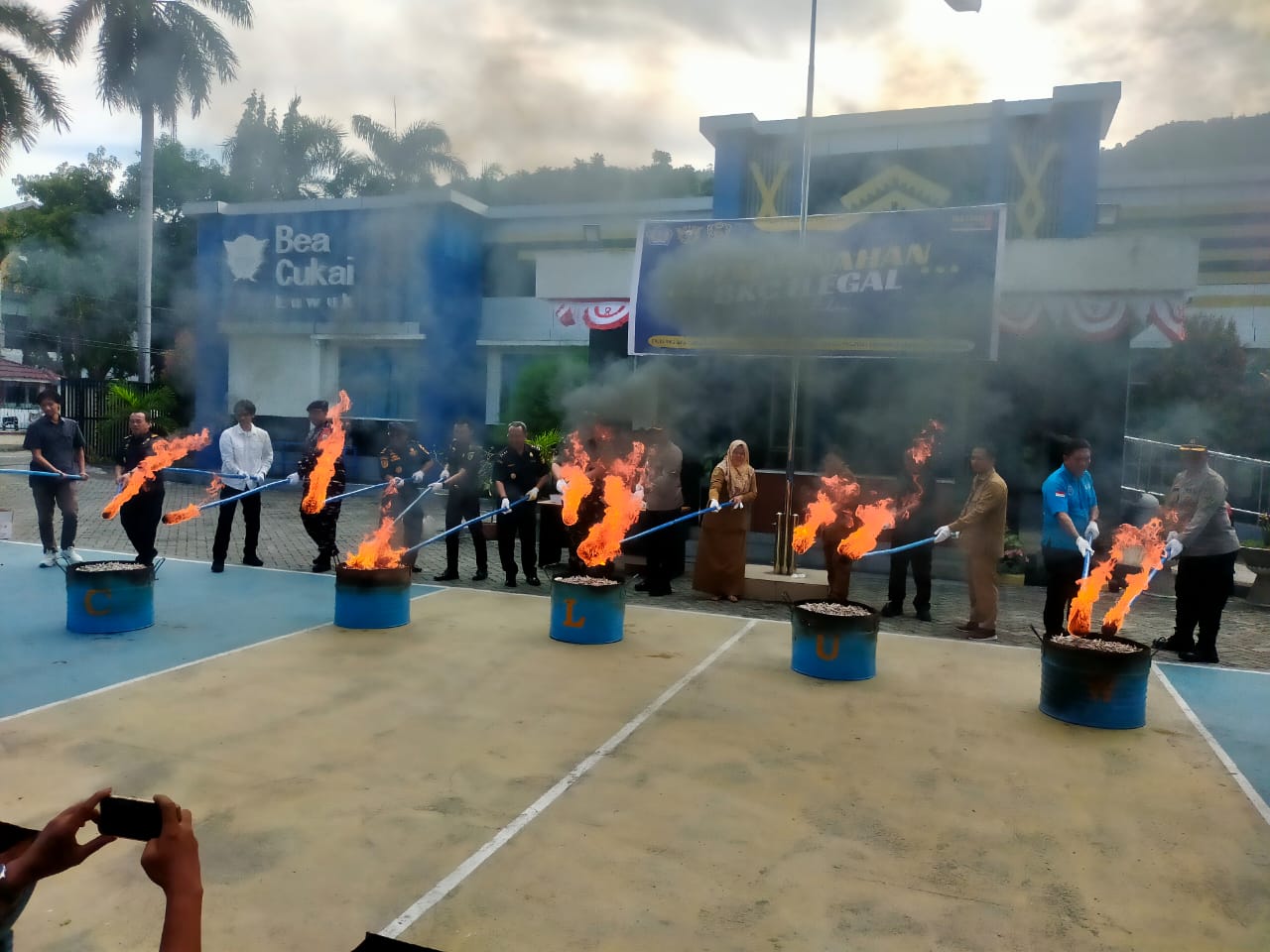Kepala Bea & Cukai Mua,amar Khadafi Bersama Unsur Fokopimda dan Pemda Banggai Musnahkan Barang Kena Cukai Ilegal di Lapangan Kantor Bea & Cukai Luwuk ( Foto IST )