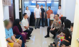 Kapolres Banggai, AKBP Putu Hendra Binangkari saat memberikan Nasehat Kepada Keluarga Tersangka Narkoba