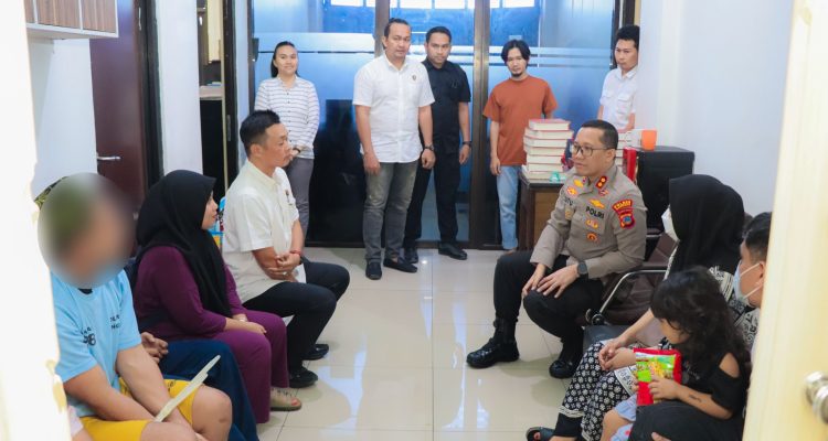 Kapolres Banggai, AKBP Putu Hendra Binangkari saat memberikan Nasehat Kepada Keluarga Tersangka Narkoba