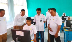 Salah satu Siswa SMKN 1 Konawe mencoba Laboratoriu, bantuan PLN UIP Sulawesi