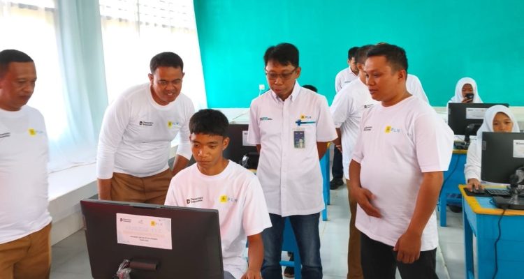 Salah satu Siswa SMKN 1 Konawe mencoba Laboratoriu, bantuan PLN UIP Sulawesi